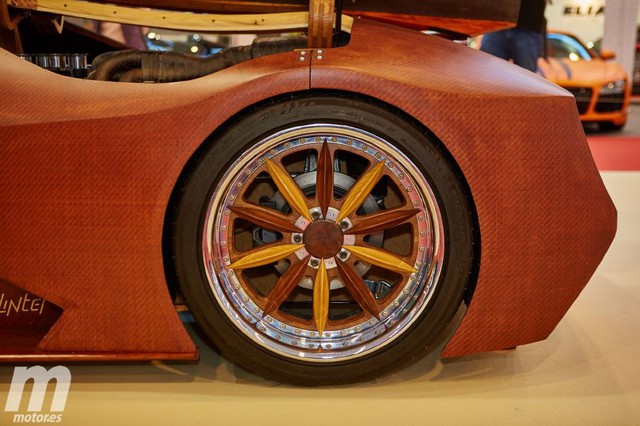
Các bộ phận khác của xe cũng đều được làm từ gỗ. Thậm chí, phần trục bánh xe cũng làm từ gỗ.
