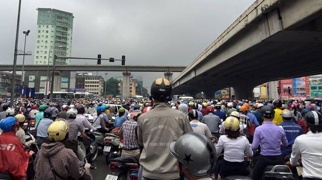 
Nhiều người phải mất cả 1 tiếng đồng hồ mới có thể thoát ra được đoạn ùn tắc giao thông.
