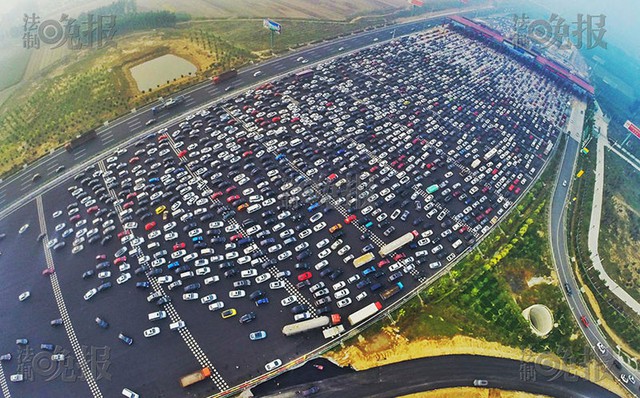 
Cảnh tắc đường trên cao tốc Bắc Kinh-Hồng Kông-Macao nhìn từ trên cao.
