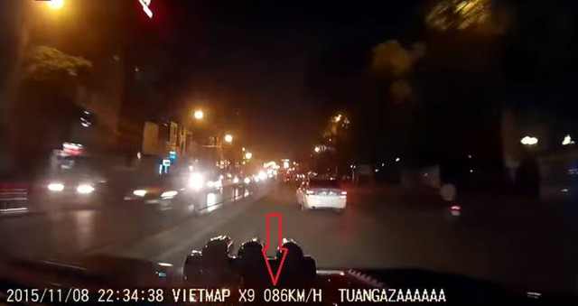 
Camera hành trình cho thấy chiếc xe bán tải có lúc đã chạy ở vận tốc lên đến 86 km/h khi truy đuổi taxi. Ảnh chụp màn hình
