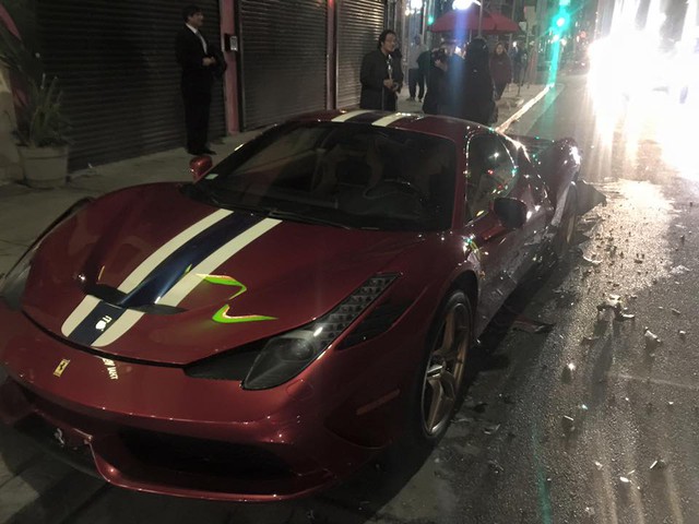 
Chiếc siêu xe Ferrari 458 Speciale tại hiện trường vụ tai nạn.
