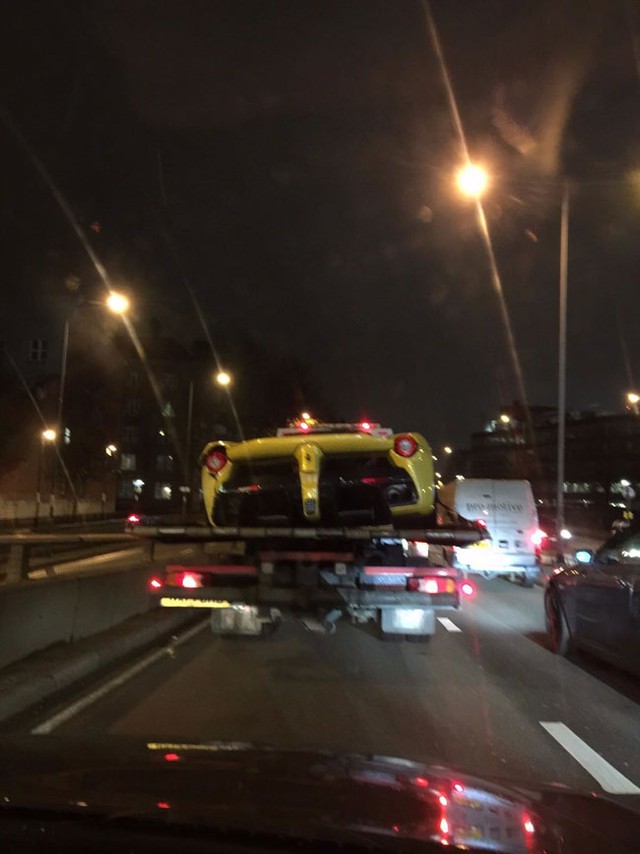 
Chiếc siêu xe được xe cứu hộ chở đi.

