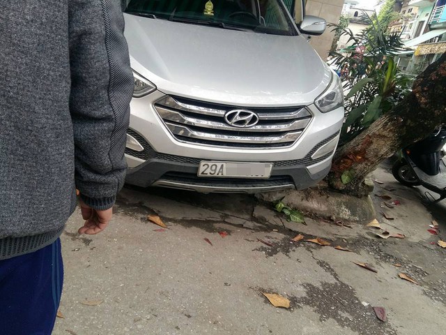 
Chiếc Hyundai Santa Fe nằm trong tình trạng nửa trong, nửa ngoài tại hiện trường vụ tai nạn.
