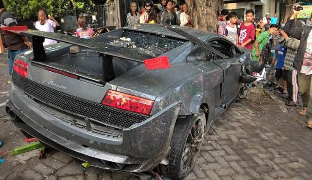 
Chiếc siêu xe Lamborghini Gallardo bị hư hỏng nặng trong vụ tai nạn.
