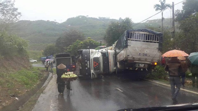 
Vào khoảng 6 giờ 40 phút sáng nay, ngày 16/12/2015, tại Km 134 + 200 trên quốc lộ 4D, đoạn qua địa phận thôn Luổng Láo 2, xã Cốc San, huyện Bát Xát, tỉnh Lào Cai đã xảy ra một vụ tai nạn nghiêm trọng khiến 3 người thương vong.
