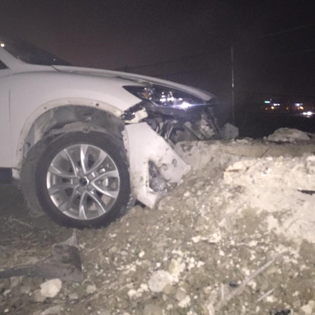 
Đầu xe Mazda CX-5 bị hư hỏng đáng kể sau vụ tai nạn. Ảnh: Ăn Mày/Otofun
