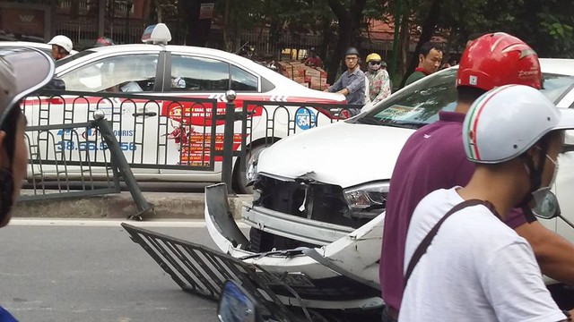 
Chiếc Toyota Yaris bị hư hỏng nặng đầu xe.
