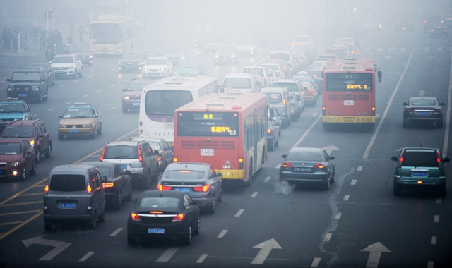 
Các phương tiện tham gia giao thông trong tình trạng tầm nhìn kém vì sương khói tại Trung Quốc.
