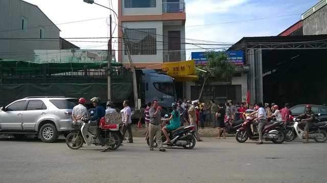 
Vụ tai nạn thu hút sự chú ý của nhiều người dân xung quanh. Ảnh: Tan Pham/Otofun
