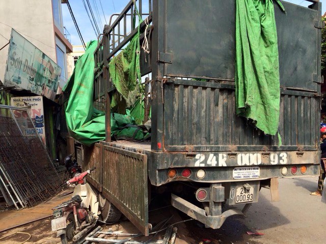 
Xe tải 24R-000.93 cũng lao vào nhà dân bên đường. Ảnh: Thang Cao/Otofun
