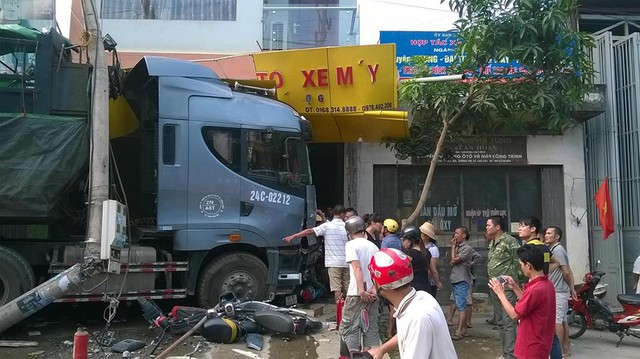 
Chiếc xe tải lao vào cửa hàng bán ô tô xe máy bên đường. Ảnh: Tan Pham/Otofun
