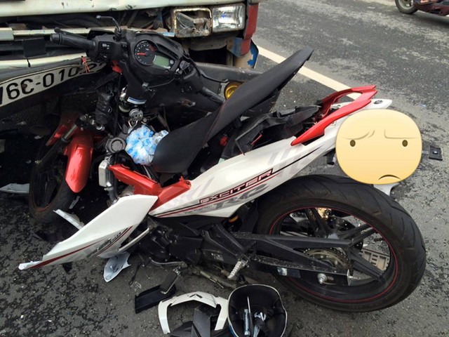 
Chiếc Yamaha Exciter 150 bị hư hỏng nặng sau vụ tai nạn. Ảnh: Phạm Đình Khánh
