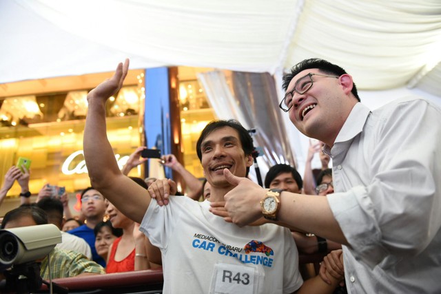 
Người đứng bên trái là anh Huynh, quán quân của cuộc thi MediaCorp Subaru Car Challenge 2015.
