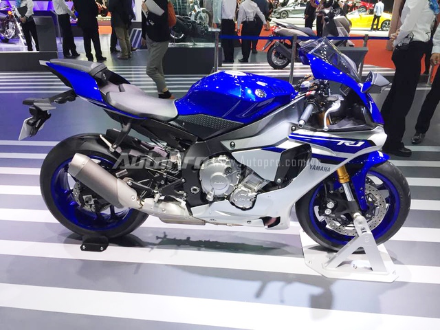 
Siêu mô tô Yamaha YZF-R1 đã từng lần đầu tiên ra mắt trong triển lãm EICMA 2014 tại Milan, Ý. Hiện Yamaha YZF-R1 đời mới đã có mặt tại Việt Nam thông qua con đường nhập khẩu tư nhân.
