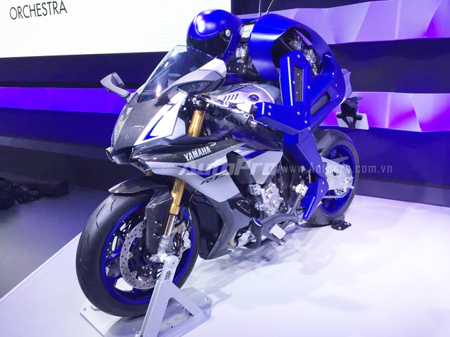
Yamaha Motobot Ver.1 là mẫu trưng bày công nghệ trong triển lãm Tokyo 2015. Đây là chiếc mô tô điều khiển bằng rô-bốt tự động. Hiện bộ phận R&D của Yamaha đang tiến hành phát triển rô-bốt để điều khiển xe máy với tốc độ hơn 200 km/h.
