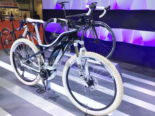 
Yamaha YPJ-MTB Concept thuộc dòng xe đạp leo núi trợ lực với mô-tơ điện hiệu suất cao. Khi khởi động, tăng tốc và leo núi, người lái sẽ được năng lượng điện trợ lực. Mô-tơ đi kèm cụm pin lithium-ion có dung lượng 400 Wh.
