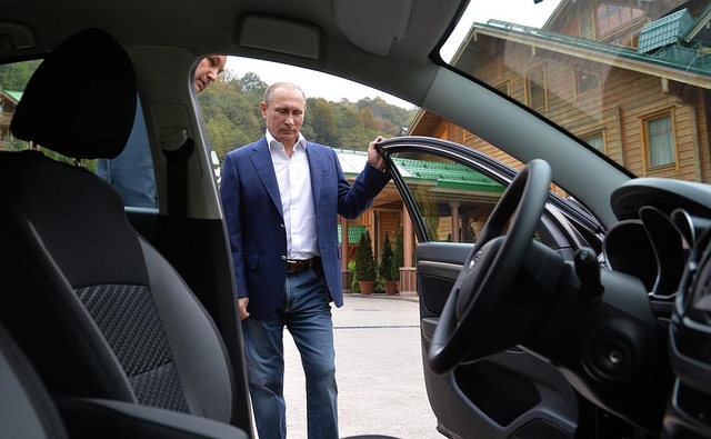
Ông Andersson đích thân giới thiệu mẫu xe Lada Vesta mới với Tổng thống Nga.
