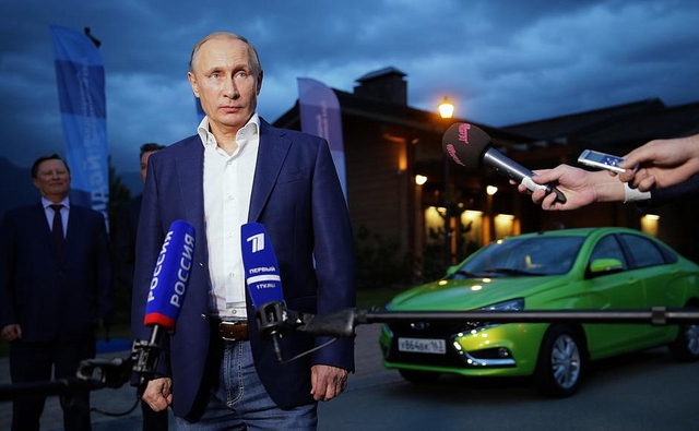 
Tổng thống Putin phát biểu cảm tưởng về chiếc Lada Vesta với báo giới.
