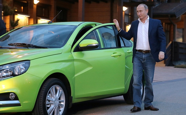 
Tổng thống Nga lái chiếc Lada Vesta tới địa điểm tổ chức phiên họp toàn thể Hội nghị thường niên lần thứ 12 của Câu lạc bộ quốc tế Valdai.
