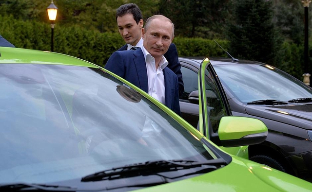 
Tổng thống Putin bước vào ghế lái của chiếc Lada Vesta màu xanh cốm.
