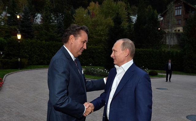 
CEO của AvtoVAZ bắt tay Tổng thống Putin.
