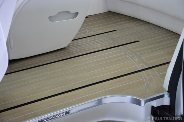 
Sàn xe có thiết kế bắt chước sàn ốp gỗ trên du thuyền.
