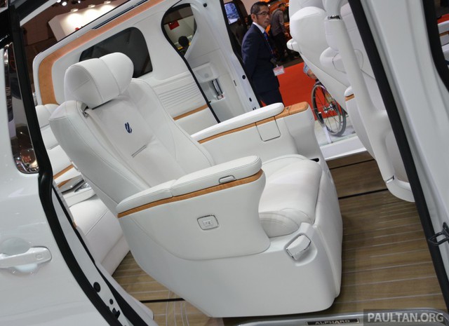 
Phần lớn nội thất của Toyota Alphard Hercule đều có màu trắng như khoang lái trên du thuyền hạng sang.
