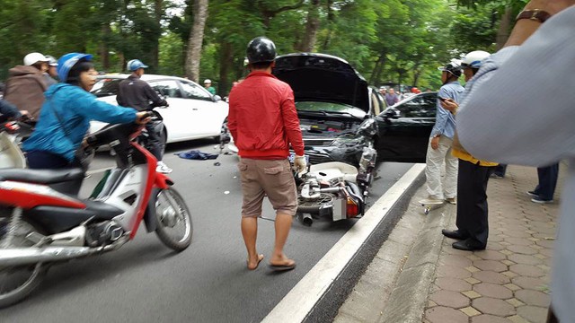 
Toyota Camry biển xanh bị hư hỏng nặng trong vụ tai nạn. Ảnh: Hoang TuanPro/Otofun
