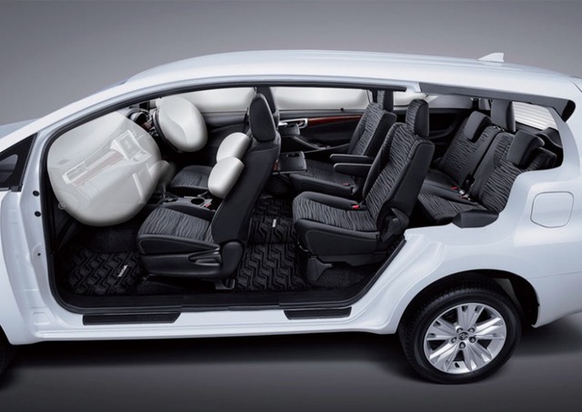 
Về mặt an toàn, Toyota Innova thế hệ mới có 3 túi khí, bao gồm trước và đầu gối của người lái, hệ thống chống bó cứng phanh ABS và phân bổ lực phanh điện tử EBD tiêu chuẩn. Túi khí bên và rèm, hệ thống hỗ trợ khởi hành ngang dốc cũng như cân bằng điện tử chỉ dành cho bản Q Type máy dầu.
