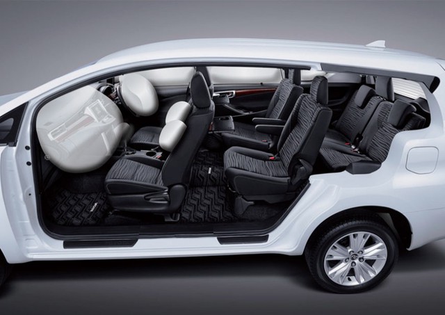 Về mặt an toàn, Toyota Innova thế hệ mới có 3 túi khí, bao gồm trước và đầu gối của người lái, hệ thống chống bó cứng phanh ABS và phân bổ lực phanh điện tử EBD tiêu chuẩn. Túi khí bên và rèm, hệ thống hỗ trợ khởi hành ngang dốc cũng như cân bằng điện tử chỉ dành cho bản Q Type máy dầu.