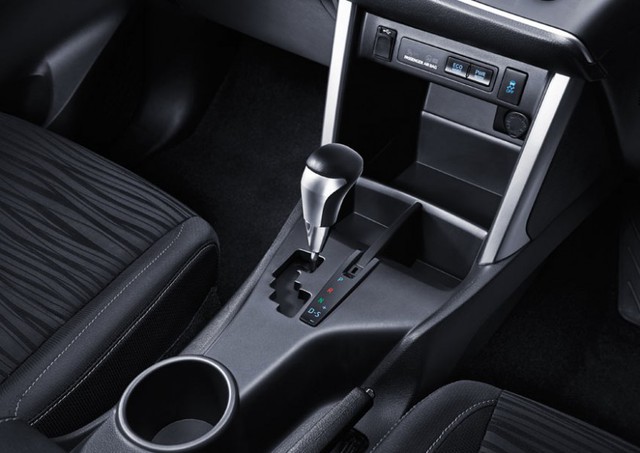 
Những trang thiết bị đáng chú ý khác của Toyota Innova 2016 bao gồm điều hòa không khí tự động trên hai bản V Type và Q Type. Tuy nhiên, chỉ có bản Q Type mới được trang bị hệ thống thông tin giải trí với màn hình cảm ứng 8 inch. Người lái có thể chọn các chế độ Eco, Normal và Power thông qua nút bấm nằm gần núm chỉnh điều hòa.
