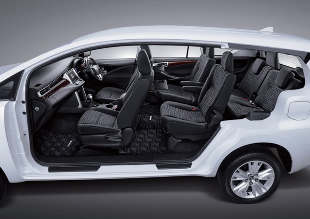 Bên trong Toyota Innova thế hệ mới là không gian nội thất 8 chỗ ngồi đối với bản Q Type. Ở bản trang bị này, hàng ghế thứ hai sẽ được thay bằng ghế captain chair riêng biệt, bọc nỉ với bề mặt như da ngựa vằn.