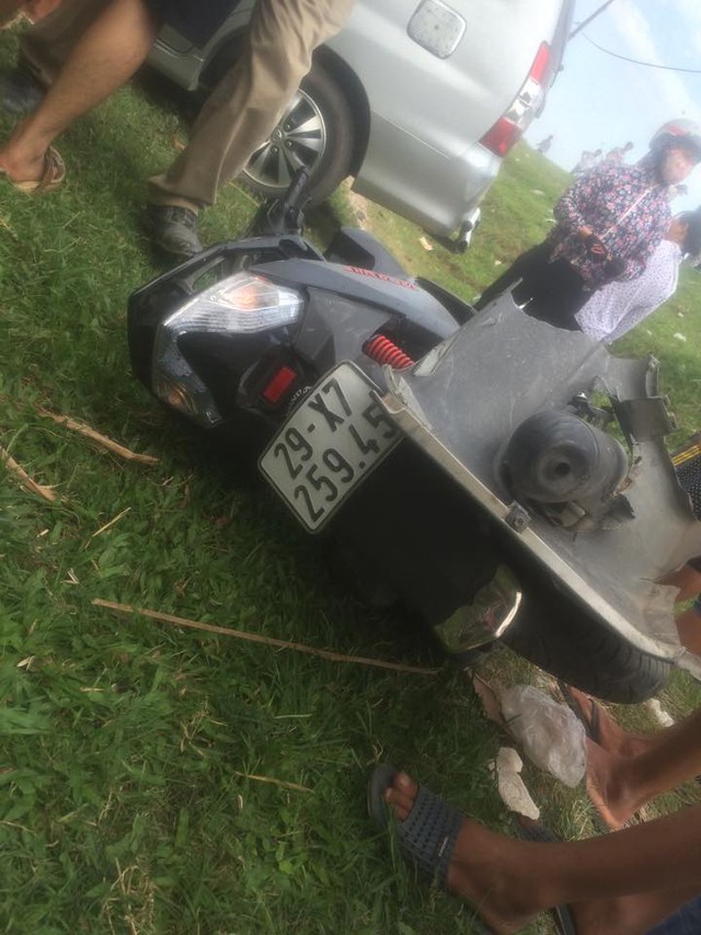 
3 chiếc xe máy bị Toyota Innova đâm nằm đổ tại hiện trường vụ tai nạn.
