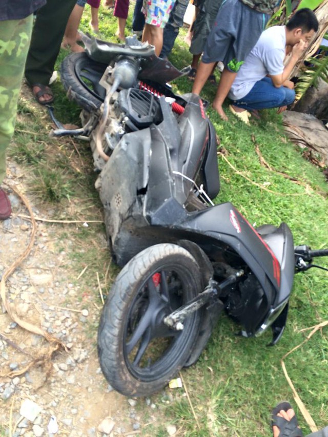 
Một chiếc xe máy bị đâm cũng hư hỏng không kém.
