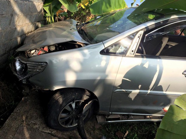 
Chiếc Toyota Innova bị hư hỏng nặng phần đầu xe.
