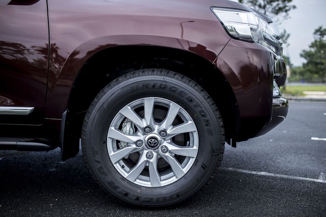 
Bên sườn Toyota Land Cruiser 2015 xuất hiện bánh xe lớn và mâm đúc đường kính 18 inch, 5 chấu. 
