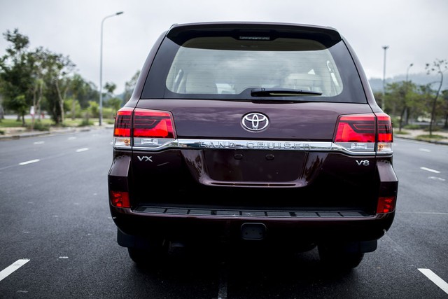 
Những trang thiết bị nổi bật khác của Toyota Land Cruiser 2015 bao gồm cần gạt nước cảm biến mưa, cánh hướng gió đuôi xe, kính chiếu hậu điều chỉnh bằng nút bấm và đèn sương mù đằng sau.
