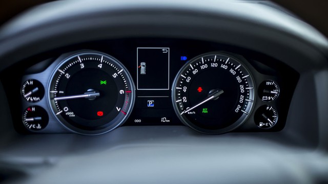 
Cụm đồng hồ có màn hình hiển thị thông tin lái xe, áp suất lốp và chế độ Eco. 
