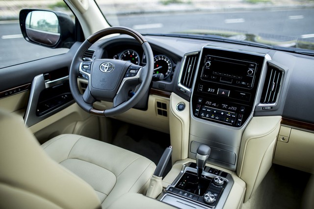 
Bước vào bên trong Toyota Land Cruiser 2015, người lái sẽ được chào đón bằng chất liệu da cao cấp, những chi tiết ốp gỗ và mạ bạc. Hàng ghế trước có chức năng chỉnh điện 10 hướng cho ghế lái, 8 hướng cho ghế hành khách và nhớ 3 vị trí. Ở phiên bản 2015, Toyota Land Cruiser sẽ có hàng ghế trước sưởi ấm.
