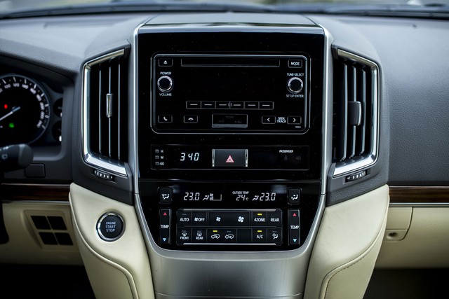 
Về tiện nghi, Toyota Land Cruiser 2015 có hệ thống âm thanh tiêu chuẩn CD 1 đĩa, 6 loa, điều hòa độc lập tự động 4 vùng với cửa gió cho mọi vị trí ghế ngồi, cửa sổ tự động lên/xuống một chạm và hộp làm mát.
