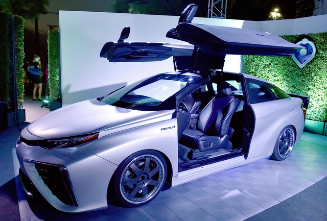 
Chiếc xe concept thứ hai là Toyota Mirai với cảm hứng thiết kế từ cỗ máy thời gian của nhân vật Doc Brown.
