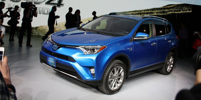 
Xe SUV cỡ nhỏ như Toyota RAV4 sắp so&aacute;n ng&ocirc;i sedan gia đ&igrave;nh về doanh số b&aacute;n h&agrave;ng.
