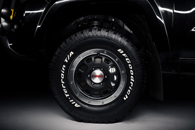
... đi kèm với lốp BFGoodrich Tires dù chiếc xe bán tải trong phim Back to the Future sử dụng lốp Goodyear.
