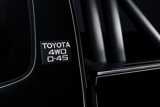 
Dòng chữ D-4S ám chỉ hệ thống phun nhiên liệu giống chiếc xe bán tải trong phim Back to the Future.

