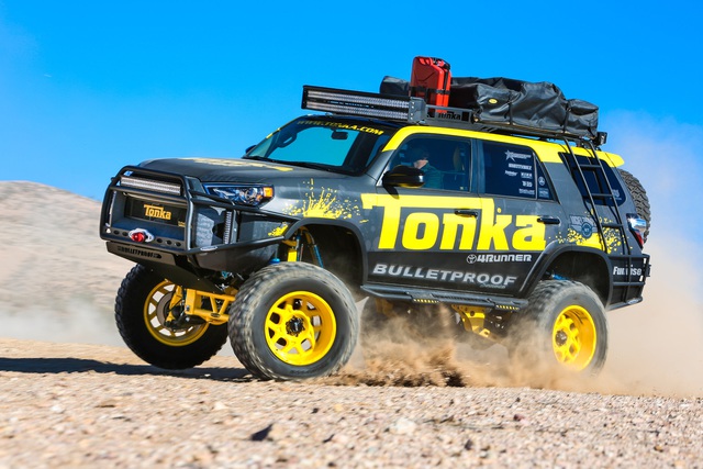 
Trong triển lãm xế độ SEMA 2015 diễn ra tại Las Vegas, Mỹ vừa qua, hãng Toyota đã trình làng khá nhiều sản phẩm độc đáo. Một trong số đó có mẫu xe việt dã mang tên Toyota Tonka 4Runner.
