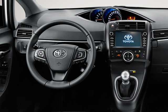 
Ngoài ra, Toyota Verso 2016 còn được trang bị hệ thống thông tin giải trí Touch 2 với màn hình 7 inch, hệ thống định vị Go Plus, một số tính năng mới và giao diện thân thiện với người dùng hơn.
