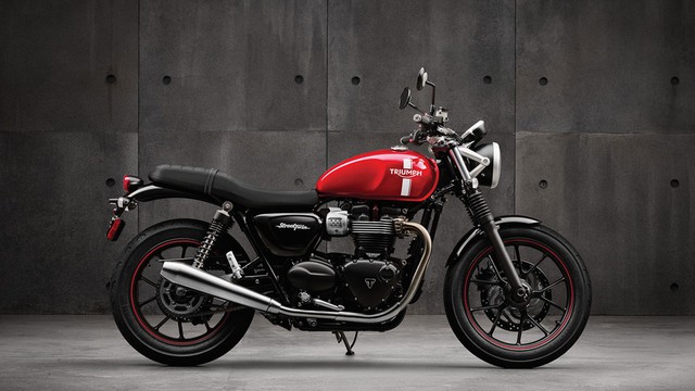 Triumph Street Twin 2016 sở hữu chiều dài tổng thể 2.090 mm, rộng 785 mm, cao 1.114 mm và chiều dài cơ sở 1.439 mm. Chiều cao yên là 750 mm, trọng lượng khô 198 kg và bình xăng có dung tích 12 lít.