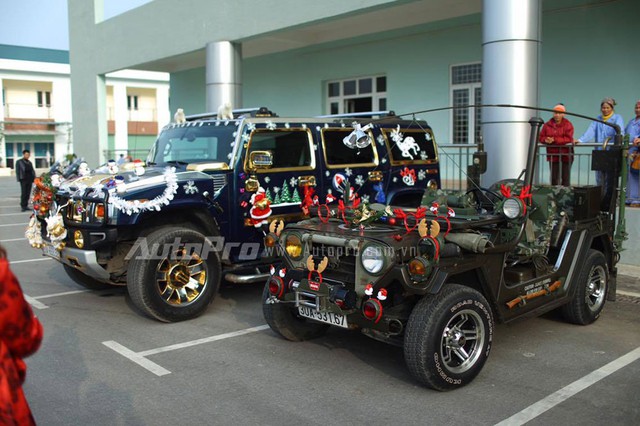 
Tất cả những chiếc xe tham gia đoàn đều được trang trí theo đúng phong cách Giáng sinh. Trong đó, nổi bật hơn cả là chiếc Hummer H2 mạ vàng. Trước đây, chiếc Hummer H2 này từng nhiều lần xuất hiện trên các diễn đàn về ô tô – xe máy vì ngoại hình quá ấn tượng. Ban đầu, chiếc Hummer H2 này được nhập về Việt Nam dưới dạng tiêu chuẩn. Sau đó, chủ xe đã thuê thợ Việt Nam độ lại chiếc Hummer H2.
