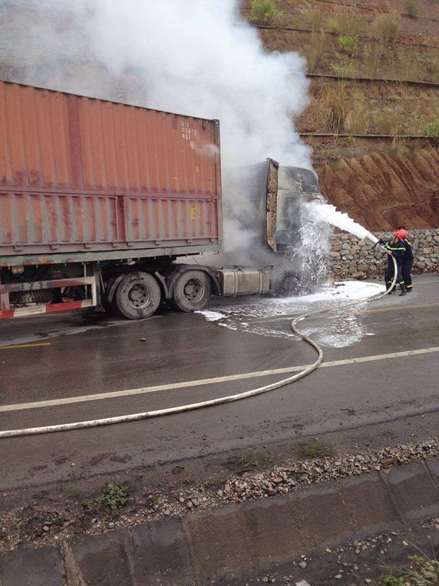 
Lực lượng cứu hỏa dập lửa cho chiếc xe container.
