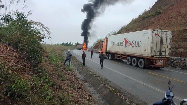 
Chiếc xe container bốc cháy dữ dội.
